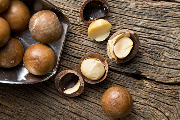 How to open macadamia nut