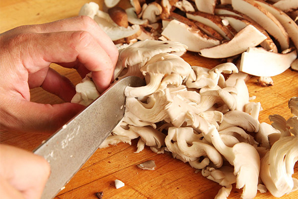 How to Clean Oyster Mushrooms Properly