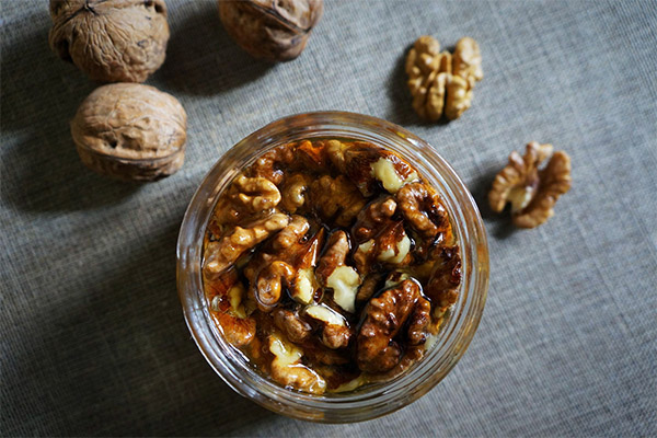 The benefits of walnuts with honey