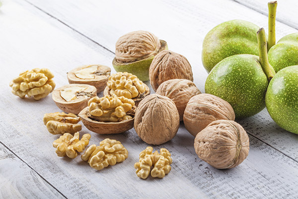 The benefits and harms of walnuts