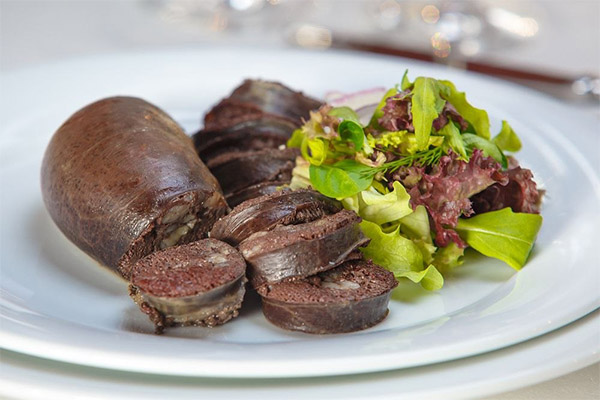 What can you eat blood sausage with?