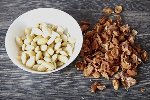 How to peel almonds quickly