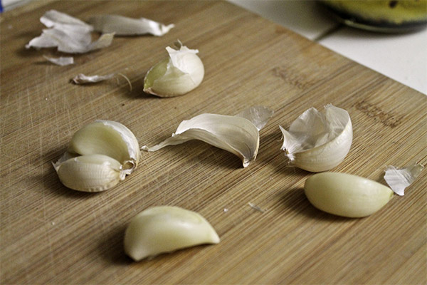 Cooking peeling fresh garlic