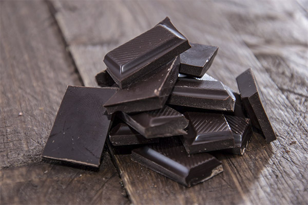 Is it possible to eat bitter chocolate when losing weight?