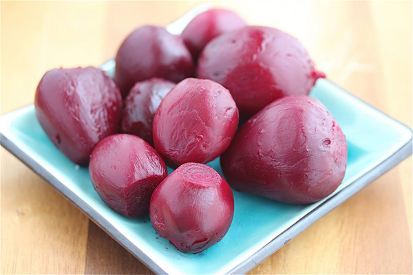 The benefits and harms of boiled beets