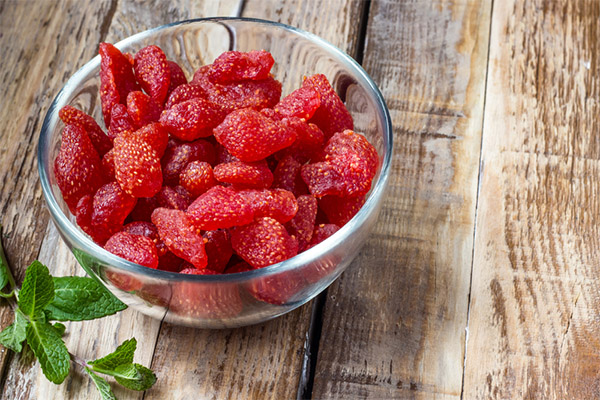 What to make with dried strawberries