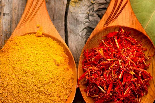 What is the difference between turmeric and saffron