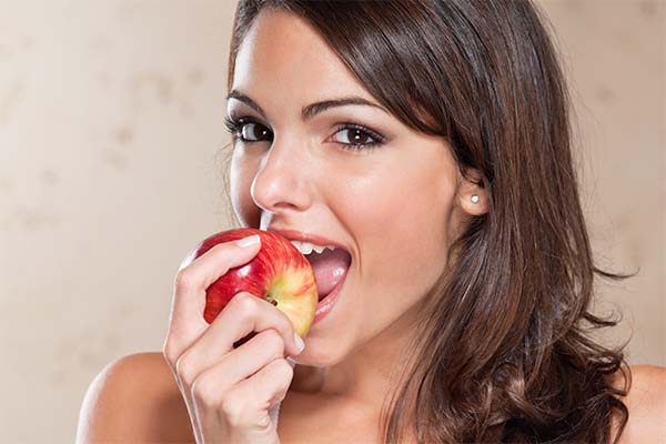 How to introduce apples into the diet of a nursing mother