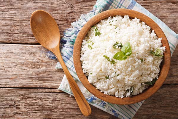 What is the right way to introduce rice into a breastfeeding mother's diet?