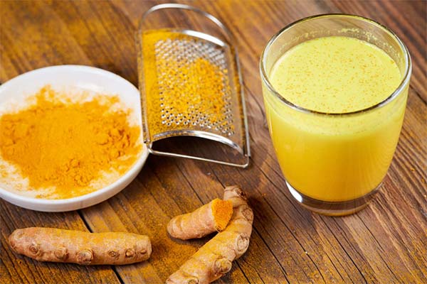 The benefits and harms of golden milk with turmeric
