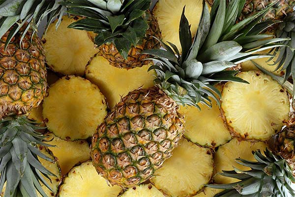 Why does pineapple sting your tongue and lips