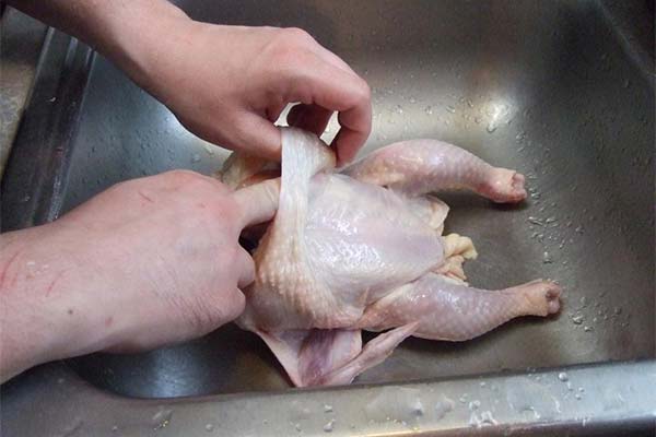 鶏の皮の剥き方
