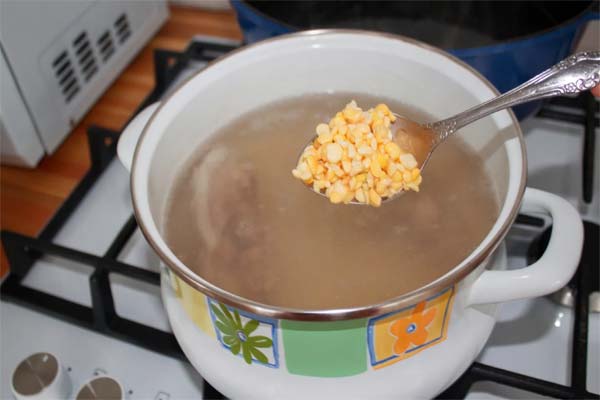 エンドウ豆や肉がスープに煮込まれているかどうかの見分け方