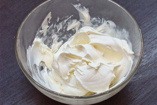How to make sour cream cream thick