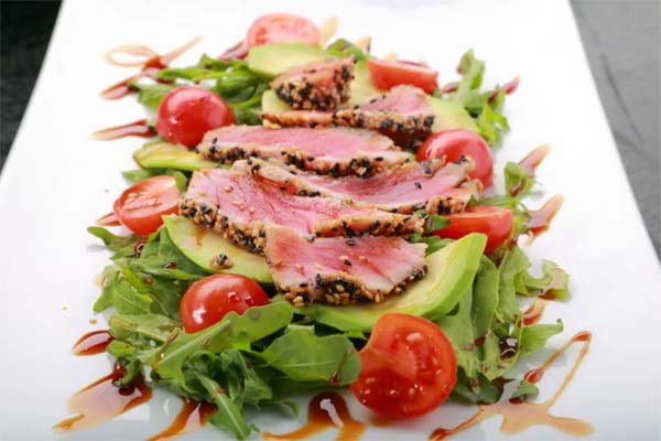 French salad with ruccola and tuna