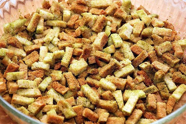 Onion croutons for salads and soups