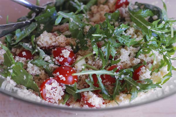 Salad with couscous, tuna and arugula
