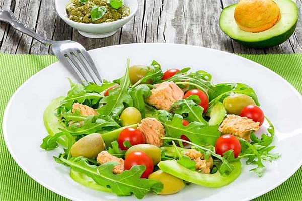 Arugula, tuna and avocado salad