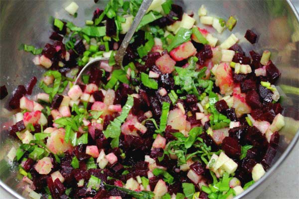 Salad with pickled rampson and beets