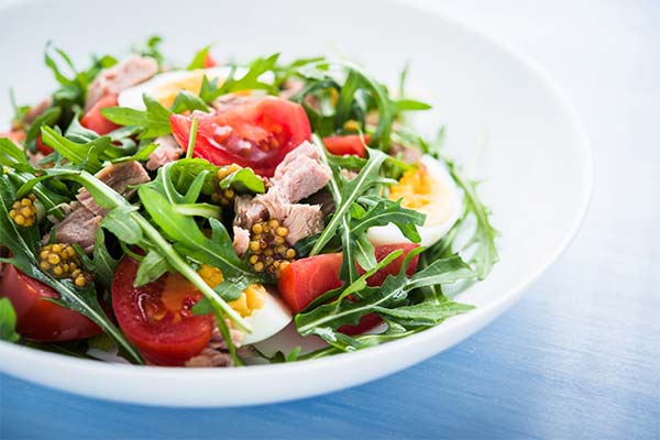 Salad with arugula and tuna