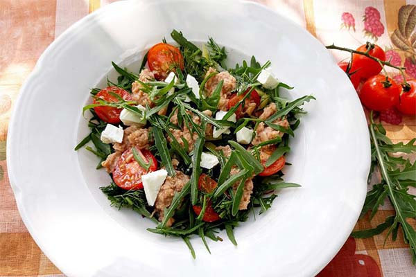 Salad with arugula, tuna and mozzarella