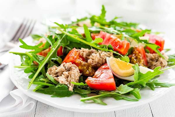 Salad with arugula, tuna and cherry tomatoes