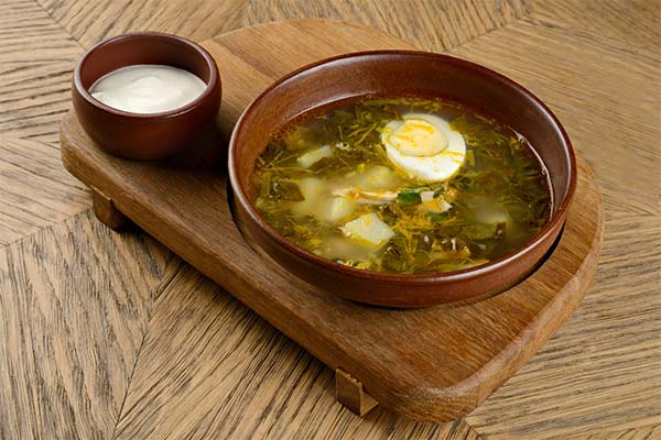 Sorrel soup with egg