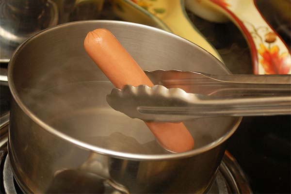 How long do sausages cook in boiling water?
