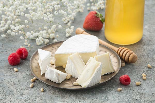 How and with what you eat Brie cheese